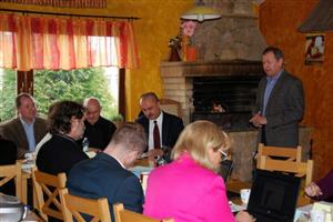 Na jednání pracovní skupiny C Benchmarkingové iniciativy, které se uskutečnilo v Kopřivnici, přišel i starosta města Miroslav Kopečný.
FOTO: DANA HOĎÁKOVÁ