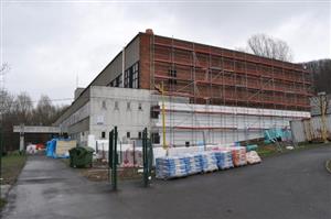 Sportovní hala zdejší střední školy se dočká nejen kompletního zateplení vnějšího pláště, ale také rekonstrukce interiéru včetně šaten a sociálních zařízení.
FOTO: DAVID MACHÁČEK