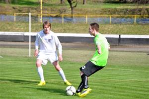 Tomáš Fendrich (vpravo) se snaží překonat obranu Jakubčovic. To se mu nakonec povedlo v 89. minutě, kdy vystřelil Kopřivnici bod do tabulky I. B třídy.
FOTO: KRISTINA ČABLOVÁ