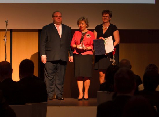 Místostarostka Kopřivnice Dagmar Rysová těsné poté, co z rukou hejtmana Moravskoslezského kraje Miroslava Nováka převzala ocenění za společensky odpovědný přístup města.
FOTO: ARCHIV MSK