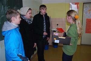 Členové dětského zastupitelstva ze ZŠ Alšovy předali dort s diplomem předsedkyni 6. A ze ZŠ 17. listopadu  za vítězství v soutěži ve sběru vysloužilých CD a DVD nosičů.
FOTO: DANA HOĎÁKOVÁ
