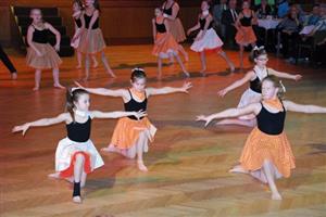 Součástí tradičního seniorského odpoledne v kopřivnickém kulturním domě bylo také vystoupení žáků  tanečního oboru ZUŠ Zdeňka Buriana.
FOTO: DANA HOĎÁKOVÁ
