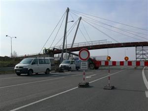 Lávka, která byla nainstalována přes silnici I/58 na obchvatu Příbora, umožní bezpečný přechod přes komunikaci jak pěším, tak i cyklistům
FOTO: ILONA MAZALOVÁ