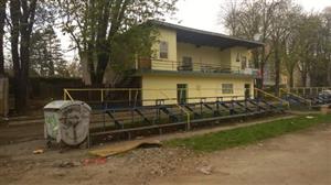 Kopřivnickým politikům se nelíbí zanedbaný stav házenkářského hřiště. V souvislosti s dotacemi pro házenkářský klub chce radnice jednat o převodu málo využívaného areálu v centru města do svého majetku.
FOTO: DAVID MACHÁČEK