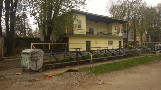 Kopřivnickým politikům se nelíbí zanedbaný stav házenkářského hřiště. V souvislosti s dotacemi pro házenkářský klub chce radnice jednat o převodu málo využívaného areálu v centru města do svého majetku.
FOTO: DAVID MACHÁČEK