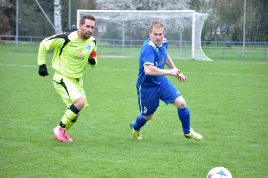 Kapitán fotbalistů FC Vlčovice-Mniší Roman Jalůvka (vlevo) bojuje o míč s hráčem mužstva Jeseníku n. O. Duel těchto dvou týmů skončil smírně 4:4.
FOTO: KRISTINA ČABLOVÁ