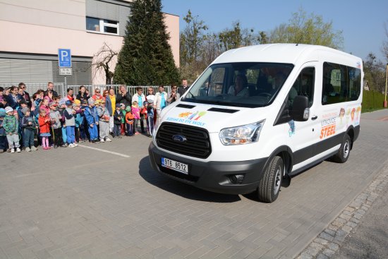 Zbrusu novou dodávku, která bude sloužit k dopravě dětí do Mateřské školy a Základní školy Motýlek, zaplatily nadační peníze z Vítkovic.
FOTO: DAVID MACHÁČEK
