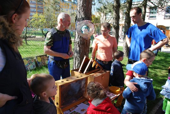 Součástí připraveného programu na zahradě Mateřské školy Francouzské byly také ukázky práce včelařů. Děti si mohly zblízka prohlédnout včely, úly i včelařské náčiní.
FOTO: DANA HOĎÁKOVÁ