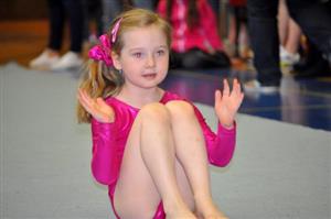 V kategorii mimin závodily na lavičce a koberci ty nejmenší gymnastky a s předvedením sestavy jim  slovně vypomáhaly jejich trenérky.
 FOTO: KRISTINA ČABLOVÁ