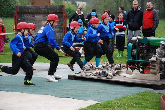 Družstvu mladších žáků lubinských dobrovolných hasičů, kteří zahajovali Florian Cup v Lubině, se moc nedařilo. Požární útok dokončili v desátém nejrychlejším čase. 
FOTO: DANA HOĎÁKOVÁ