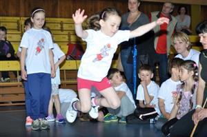 MŠ Krátká absolvuje disciplínu skok daleký z místa, ve které byli nejlepší Nikola Špačková a Vojtěch Liška. V celkovém pořadí víceboje vybojovala MŠ Krátká bronz. 
FOTO: KRISTINA ČABLOVÁ