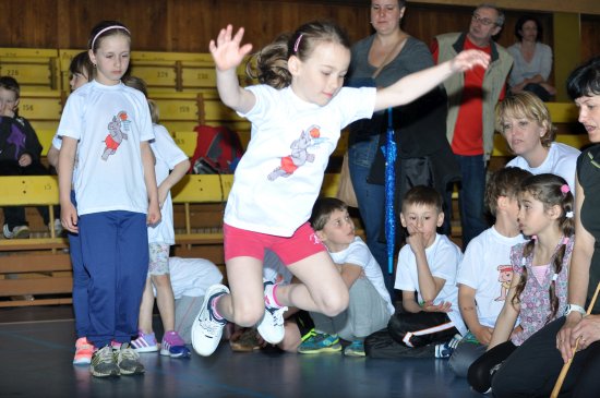 MŠ Krátká absolvuje disciplínu skok daleký z místa, ve které byli nejlepší Nikola Špačková a Vojtěch Liška. V celkovém pořadí víceboje vybojovala MŠ Krátká bronz. 
FOTO: KRISTINA ČABLOVÁ
