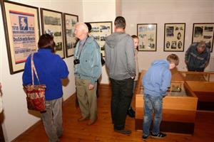 Ještě zhruba šest týdnů bude možné navštívit v Muzeu na Fojtství výstavu věnovanou zahraničním vojákům z Kopřivnice. Součástí expozice jsou nejen dosud nepublikované fotografie, ale také další zajímavé předměty.
FOTO: DAVID MACHÁČEK