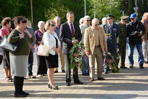 V předvečer Dne vítězství se u pietního místa věnovaného obětem obou světových válek sešli Kopřivničané, aby uctili 70. výročí ukončení 2. světové války.
FOTO: DAVID MACHÁČEK