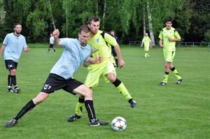 Střelec prvního vlčovického gólu Michal Světlík (vpravo) bojuje o míč s kopřivnickým Radkem Březinou v tradičním derby I. B tř. mužů sk. D.
FOTO: KRISTINA ČABLOVÁ