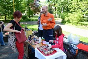 Restaurant Day přilákal do parku v centru Kopřivnice milovníky dobrého jídla a pití. Akce, která nabízí amatérským kuchařům možnost prezentovat své umění, ve městě pevně zakotvila. Konala se už popáté v řadě.
FOTO: DAVID MACHÁČEK