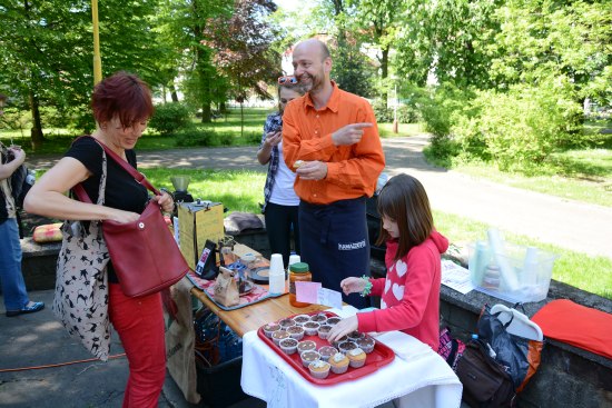 Restaurant Day přilákal do parku v centru Kopřivnice milovníky dobrého jídla a pití. Akce, která nabízí amatérským kuchařům možnost prezentovat své umění, ve městě pevně zakotvila. Konala se už popáté v řadě.
FOTO: DAVID MACHÁČEK