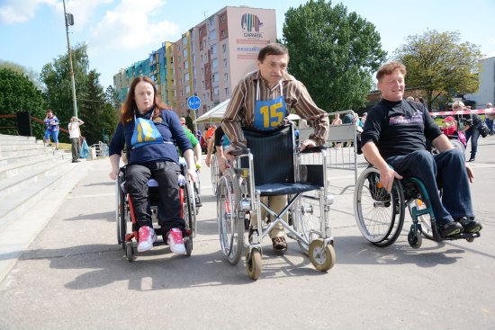Závod mechanických invalidních vozíků patří k tradičním disciplínám celostátních sportovních her tělesně postižených. Letos ale místní organizátoři připravili i několik novinek.          
FOTO: DAVID MACHÁČEK