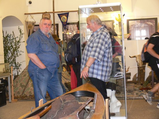 Většina účastníků měla k jednotlivým exponátům osobní vztah. Jedinečná výstava Tramping na Příborsku potrvá do 6. září.
FOTO: ILONA MAZALOVÁ