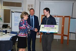 Jiří Jakubec z občanského sdružení Kultura srdcem převzal na diskuzním fóru pětitisícový šek na nákup hudebního nástroje pro klub mladých. Dvojnásobnou částku pak získal dům dětí na pořízení zrcadel do tanečního sálu.
FOTO: DANA HOĎÁKOVÁ
