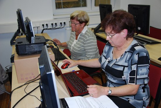 Senioři se během sedmi lekcí v učebně skautského střediska Vanaivan zdokonalovali v práci s počítačem. 
ILUSTRAČNÍ FOTO: DANA HOĎÁKOVÁ