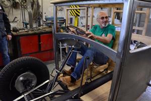 Americký sběratel Jeff Lane v nedokončené replice osobní Tatry 49. Další kus historie zdejší automobilky pro něj vytvářejí odborníci v dílnách renovační firmy Ecorra.
FOTO: DAVID MACHÁČEK