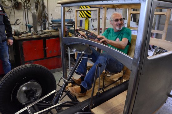 Americký sběratel Jeff Lane v nedokončené replice osobní Tatry 49. Další kus historie zdejší automobilky pro něj vytvářejí odborníci v dílnách renovační firmy Ecorra.
FOTO: DAVID MACHÁČEK