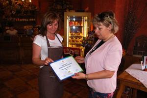 Místostarostka Dagmar Rysová předávala provozovatelům nekuřáckých podniků certifikáty, jež mají lidem usnadnit volbu provozovny.
FOTO: D. HOĎÁKOVÁ