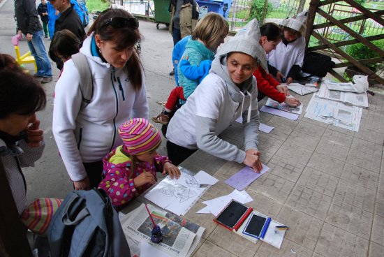 Jedním z připravených devíti úkolů, které na děti na akci mateřských škol čekaly, bylo skládání Večerníčkovy čepice.
FOTO: DANA HOĎÁKOVÁ