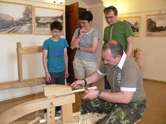 Návštěvníci příborského muzea si se zájmem v sobotu prohlíželi jednotlivé technologické postupy a ti nejodvážnější si stihli všechno vyzkoušet.
FOTO: ILONA MAZALOVÁ