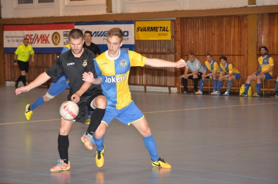 Tomáš Fendrich (vpravo) v souboji s futsalistou druholigového celku FC VSK VŠB TU Ostrava ve finálovém utkání krajské části Poháru FAČR.
FOTO: KRISTINA ČABLOVÁ