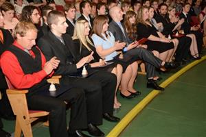 Celý minulý týden probíhaly v aule zdejší střední školy slavnostní ceremoniály, při kterých byly absolventům předány výuční listy, maturitní vysvědčení nebo tituly diplomovaný specialista.
FOTO: D. MACHÁČEK