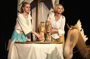 Jako nedělní pohádku nabídne v červnu kulturní dům zájezdové představení pražského divadla Elf. To do Kopřivnice přiveze adaptaci pohádky o Plaváčkovi.                                             
FOTO: DIVADLO ELF