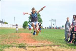 ZŠ 17. listopadu pořádala pro své žáky Olympijské dny, při kterých žáci 5. až 9. ročníku soutěžili v atletických disciplínách a také absolvovali branný den.
FOTO: KRISTINA ČABLOVÁ