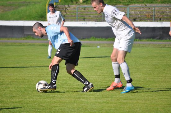 Střelec prvního kopřivnického gólu proti Bordovicím Petr Okřesík (vlevo) se snaží uhájit míč před dotírajícím soupeřem.
FOTO: KRISTINA ČABLOVÁ