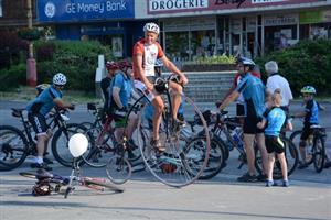 Desetinásobný mistr světa v jízdě na vysokém kole Josef Zimovčák dorazil po roce do Kopřivnice v čele pelotonu charitativní cyklotour Na kolech dětem. Kopřivnice se podle něj stane stálicí na trati.
FOTO: DAVID MACHÁČEK