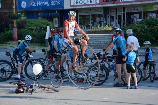 Desetinásobný mistr světa v jízdě na vysokém kole Josef Zimovčák dorazil po roce do Kopřivnice v čele pelotonu charitativní cyklotour Na kolech dětem. Kopřivnice se podle něj stane stálicí na trati.
FOTO: DAVID MACHÁČEK