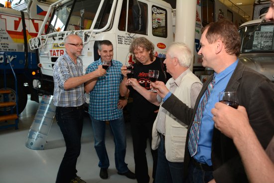 Účastníci Živé Afriky, poslední velké expedice pod značkou Tatra, se zpožděním oslavili u svého expedičního speciálu dvacáté výročí cesty černým kontinentem. 
FOTO: DAVID MACHÁČEK