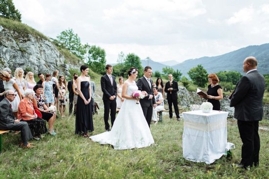 Jedna ze svateb, která se před rokem uskutečnila v Kamenárce ve Štramberku. Pro svatby mimo obřadní síň platí, že svatebčané si sami zajišťují všechny potřebné rekvizity.           
FOTO: ILONA MAZALOVÁ