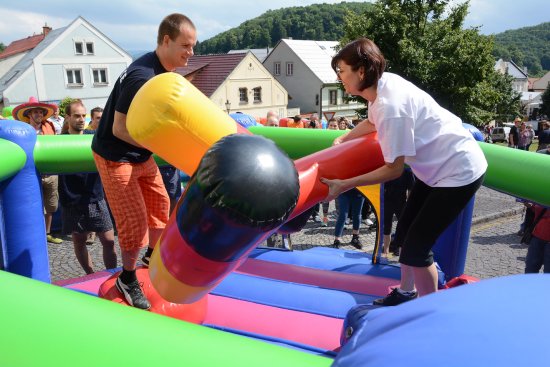 V zápasnické aréně museli účastníci Lašských her srazit soupeře k zemi velkým nafukovacím kladivem.
FOTO: DAVID MACHÁČEK