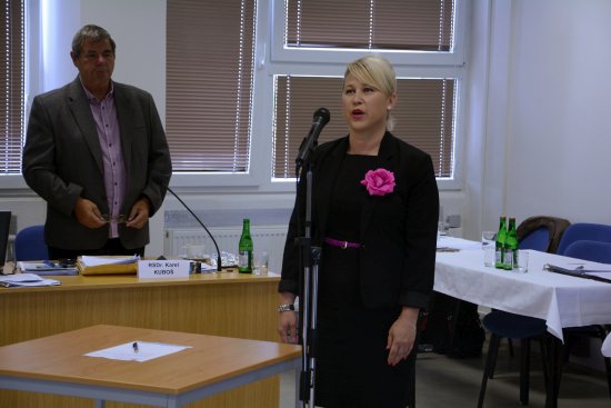 Xenie Šustalová před týdnem v úvodu zasedání zastupitelů složila zákonem daný slib a  ujala se mandátu. Navazuje tak na své působení v minulém volebním období.
FOTO: DAVID MACHÁČEK