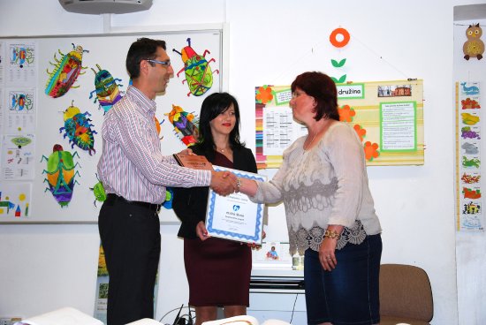 Lubinská škola je Etickou školou. Certifikát předal v rámci dne otevřených dveří Dušan Drabina, ředitel Etické výchovy, o. p. s., Ivaně Davidové, ředitelce ZŠ Lubina.
FOTO: DANA HOĎÁKOVÁ