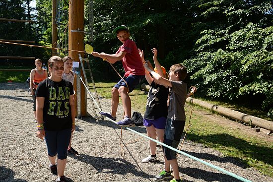 Akční hrou V síti Serpentes odstartovala série prázdninových volnočasových aktivit pro mladé nazvaná Někdo ven. Mladí Kopřivničané mohou připravený program využívat každý prázdninový čtvrtek. 
FOTO: DAVID MACHÁČEK
