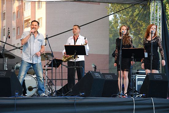 Hlavním hostem programu, který Kulturní dům Kopřivnice připravil v sobotu 4. července na přivítání prázdnin, byl zpěvák Pavel Vítek se svou kapelou.
FOTO: DANA HOĎÁKOVÁ
