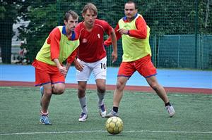 Michal Světlík (vlevo) z vítězného mužstva OS KOVO se stal se šesti brankami nejlepším střelcem turnaje v malé kopané Tatrovák Cup 2015.
FOTO: KRISTINA ČABLOVÁ
