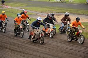 V rámci Motorkářského odpoledne si na kopřivnický letní stadion přijeli zazávodit majitelé (amatéři) strojů různých kubatur.
FOTO: DAVID MACHÁČEK

