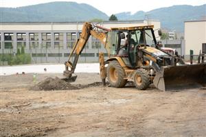 Rekonstrukce hřiště u ZŠ Emila Zátopka by měla být dokončena do konce srpna. Školáci tak v září budou moci využívat nejen atletický ovál, ale i dětské hřiště.
FOTO: DAVID MACHÁČEK