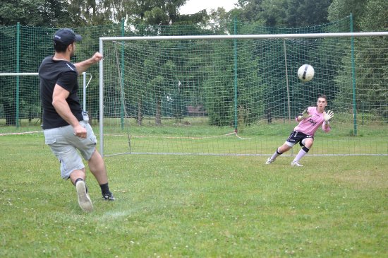 Na charitativní akci na podporu Nikolky Bártlové bylo prodáno přes 70 lístků na pokutové kopy, čímž se vybrala částka 4 500 Kč.
FOTO: KRISTINA ČABLOVÁ