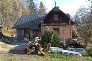 Archivní snímek hájenky z roku 2014 ilustruje rozsah rekonstrukce. Původní roubenou část stavby nahradily cihlové zdi, nově i krov. Prodej objektu má pomoci opravy dokončit.
FOTO: DAVID MACHÁČEK