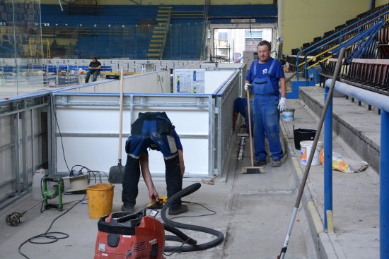 Dělníci v minulých dnech dokončovali práce na montáži zcela nových mantinelů a ochranných skel na místním zimním stadionu. Sportovci budou moci ledovou plochu začít využívat na začátku září.
FOTO: DAVID MACHÁČEK